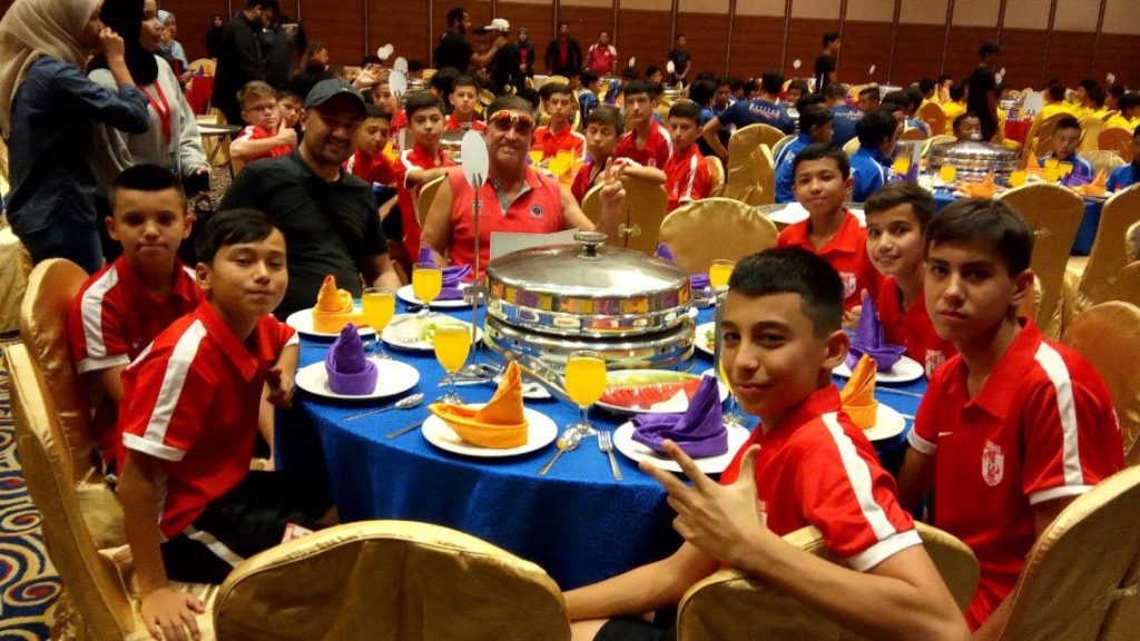 В одном месте собрались представители разных стран. Команда Спартака 2006 года рождения отправилась на международный турнир в Малайзию. После первый матчей плей-офф состоялся общекомандный ужин. В большом банкетном зале были собраны представители Малайзии, Узбекистана, Китая, Японии, Тайланда и других стран. Сам же ужин сопровождался развлекательной программой.