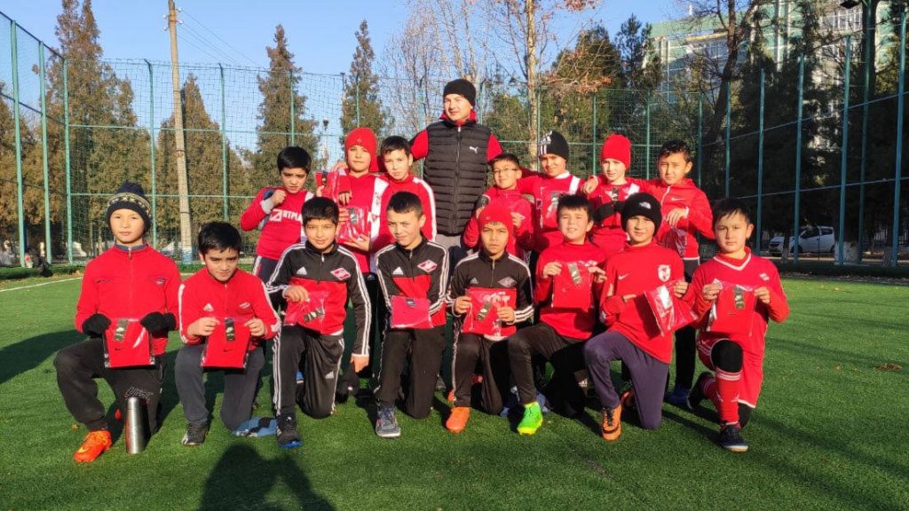 Футболисты Спартака получили новогодние подарки